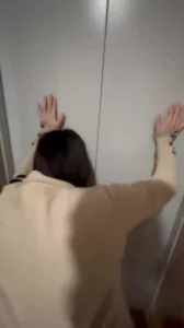 电梯口操着不过瘾，又进到电梯里继续。