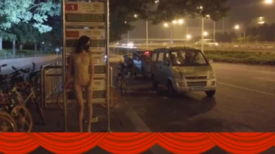 揉奶露大屁股勾引路人！